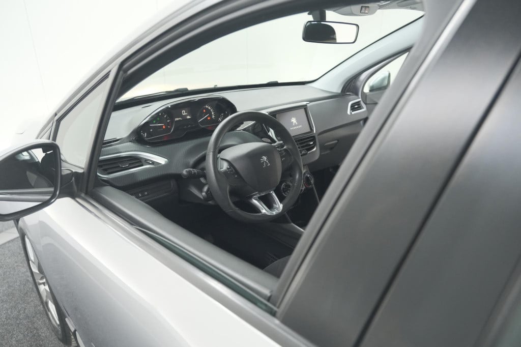 Peugeot 2008 puretech 82 blue lion | trekhaak | panoramadak | navigatie | p
