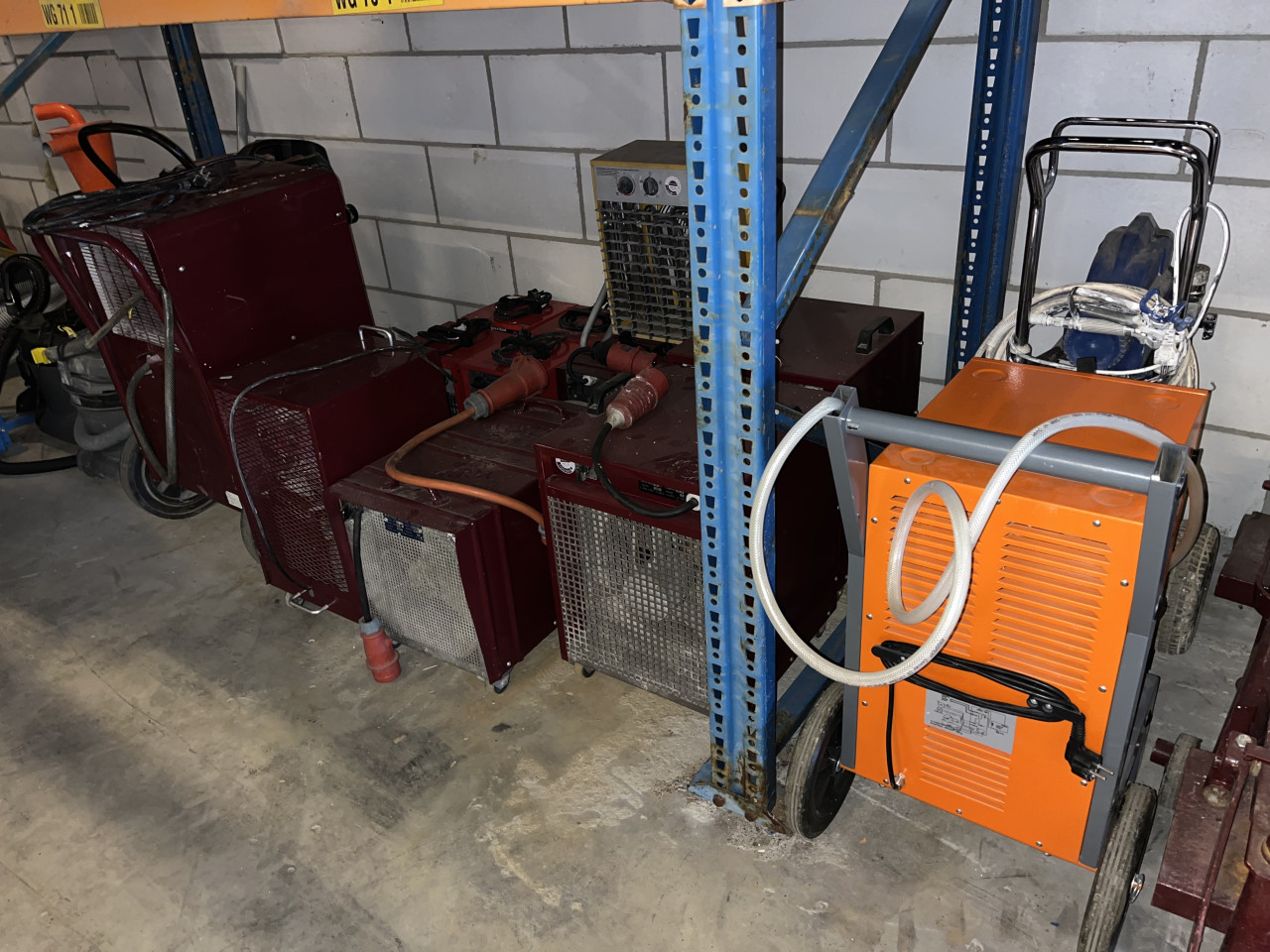 TE HUUR: Kachels, heaters, warmteblowers, bouwdrogers en aggregaten!