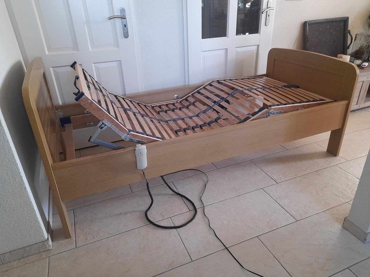 Senioren bed met elektrisch verstelbare lattenbodem 90 x 200(in goede staat