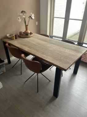 2 dressoirs, 1 eettafel en 4 eetstoelen