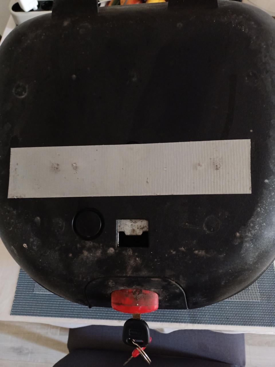 Te koop koffertje voor op een scooter