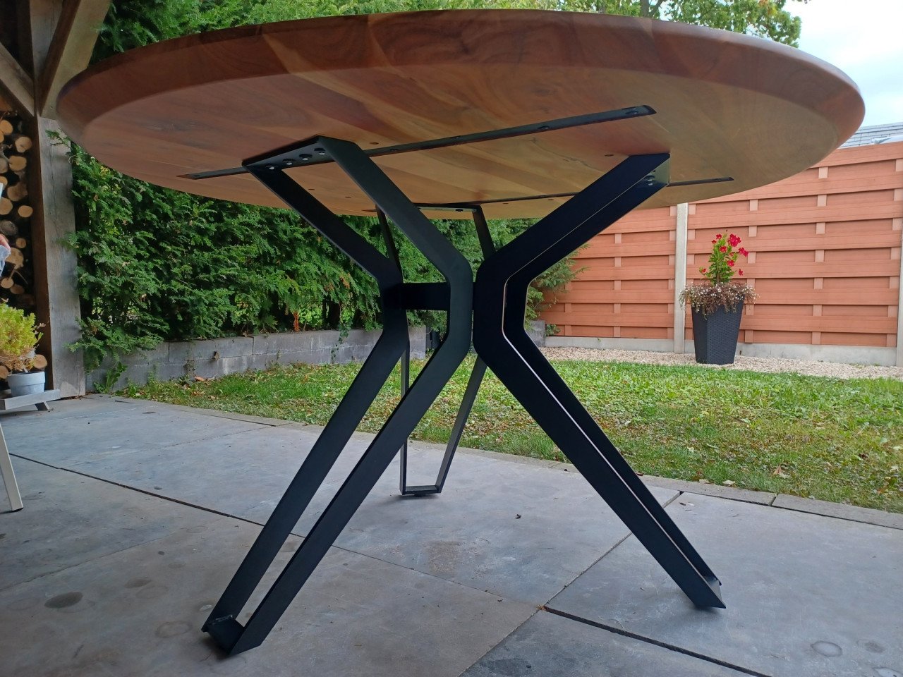 Erg mooie ronde tafel met acaciahouten blad