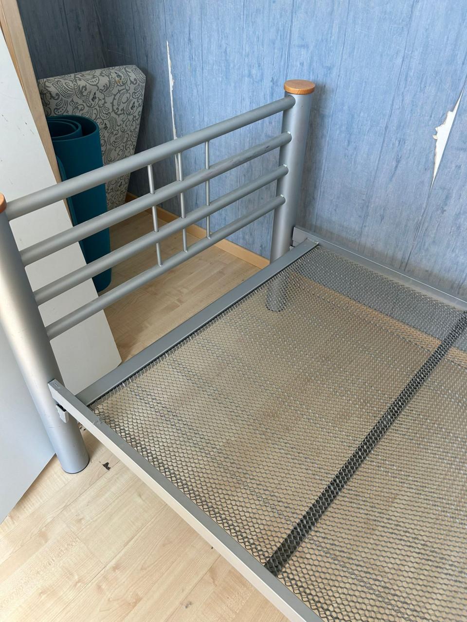 Aluminium 1-persoons bed (90x200 cm)