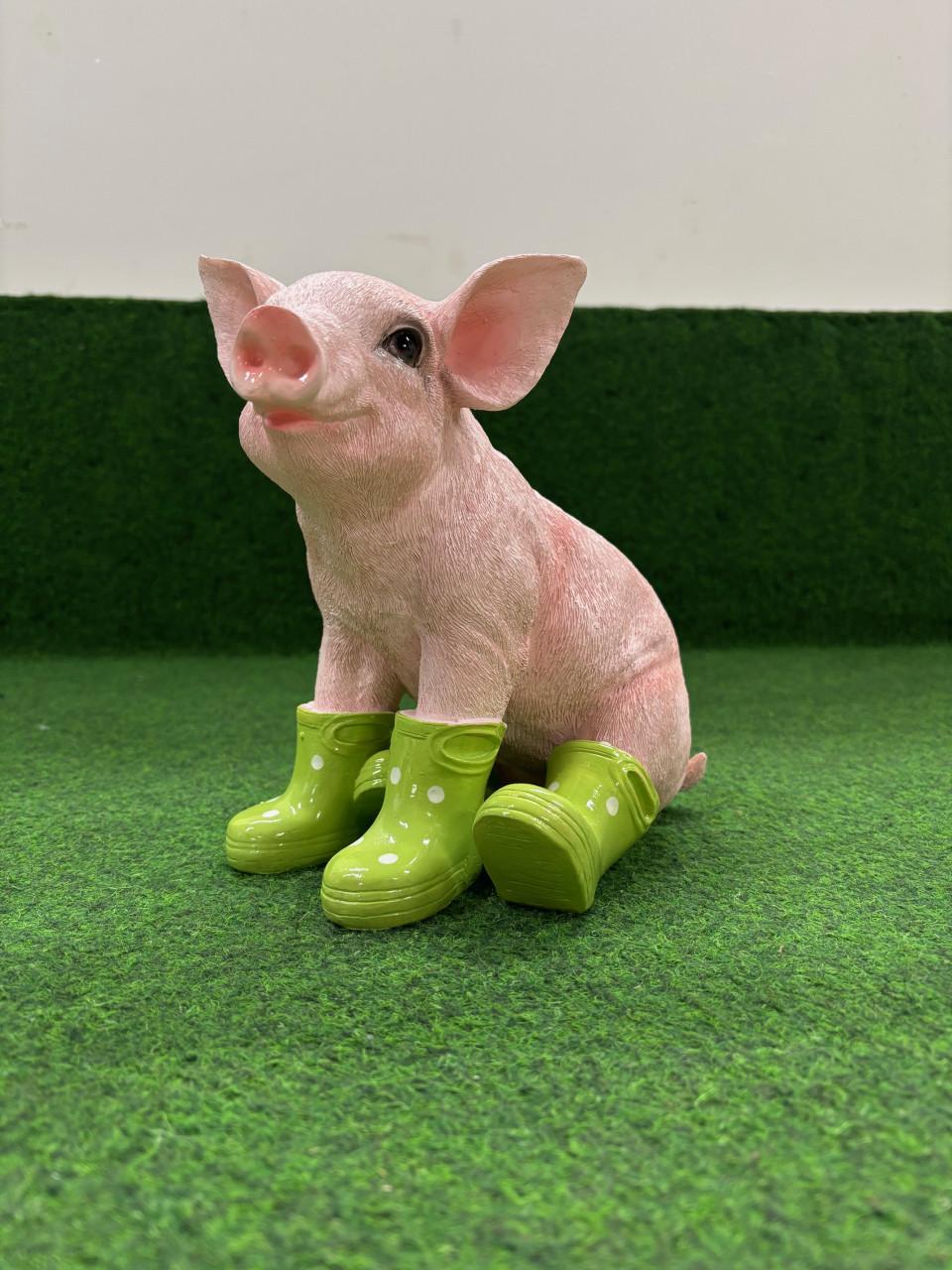 Varken zittend met groene laarzen