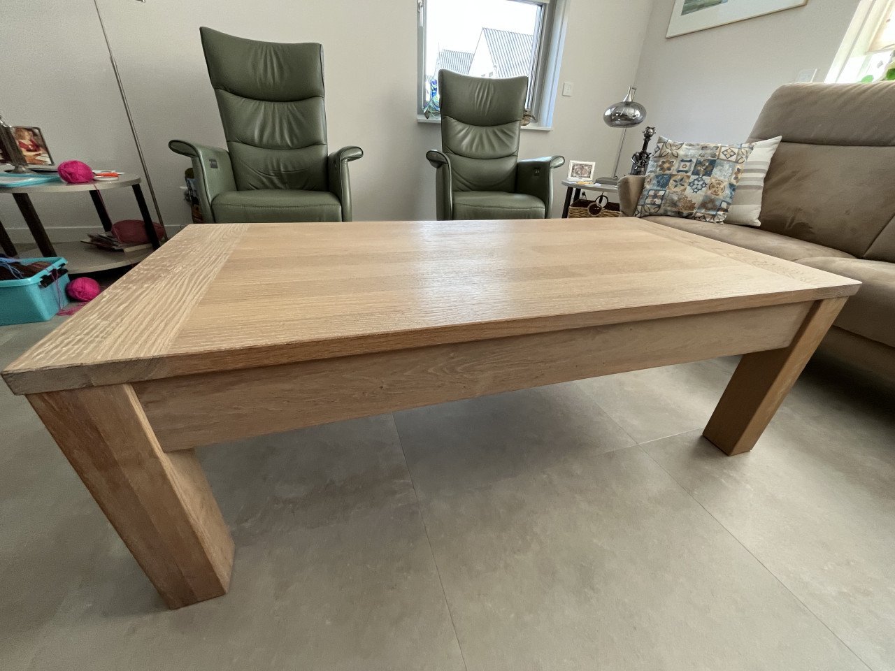 Te koop: een massieve salontafel van geschraapt licht eikenhout