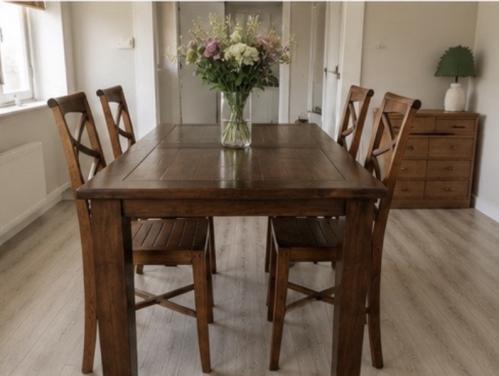 Massief acaciahouten eettafel + 4 stoelen – complete set