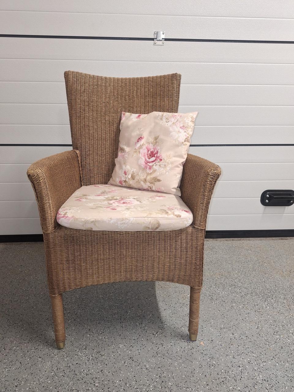 3 Llyod Loom stoelen met armleuning