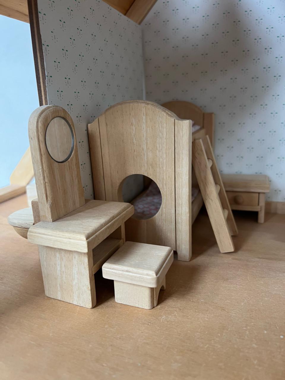 Houten poppenhuis met accessoires