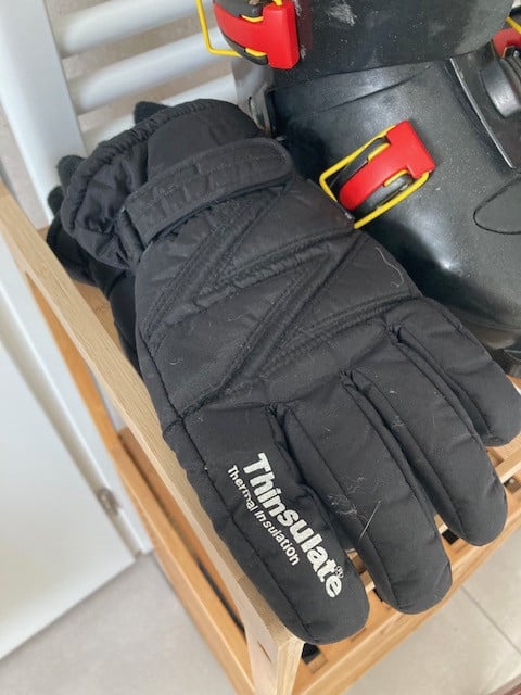 Complete ski-outfit: ski's, stokken, schoenen, handschoenen, skipak