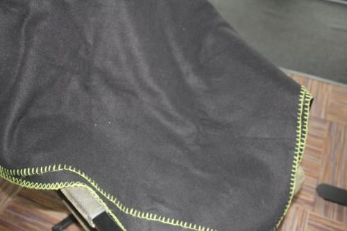 Dekentje zwart, groen omhaakt,,170/125 cm