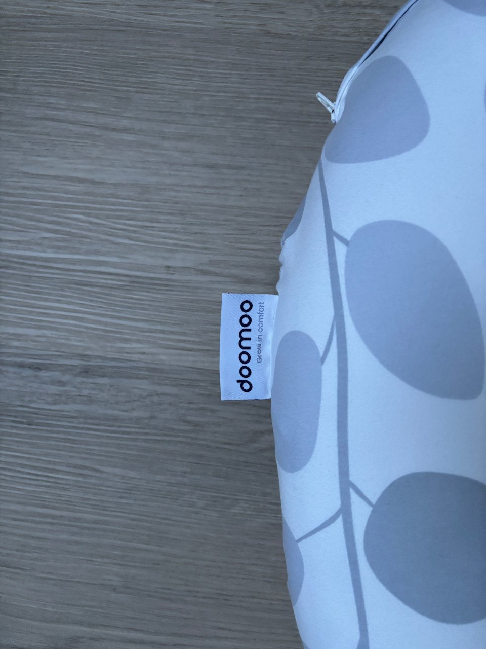 Doomoo Softy - Klein Voedingskussen - Biologisch Katoen - Leaves Grey
