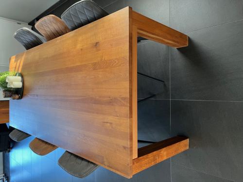 Mooie grote eiken houten eetkamer tafel