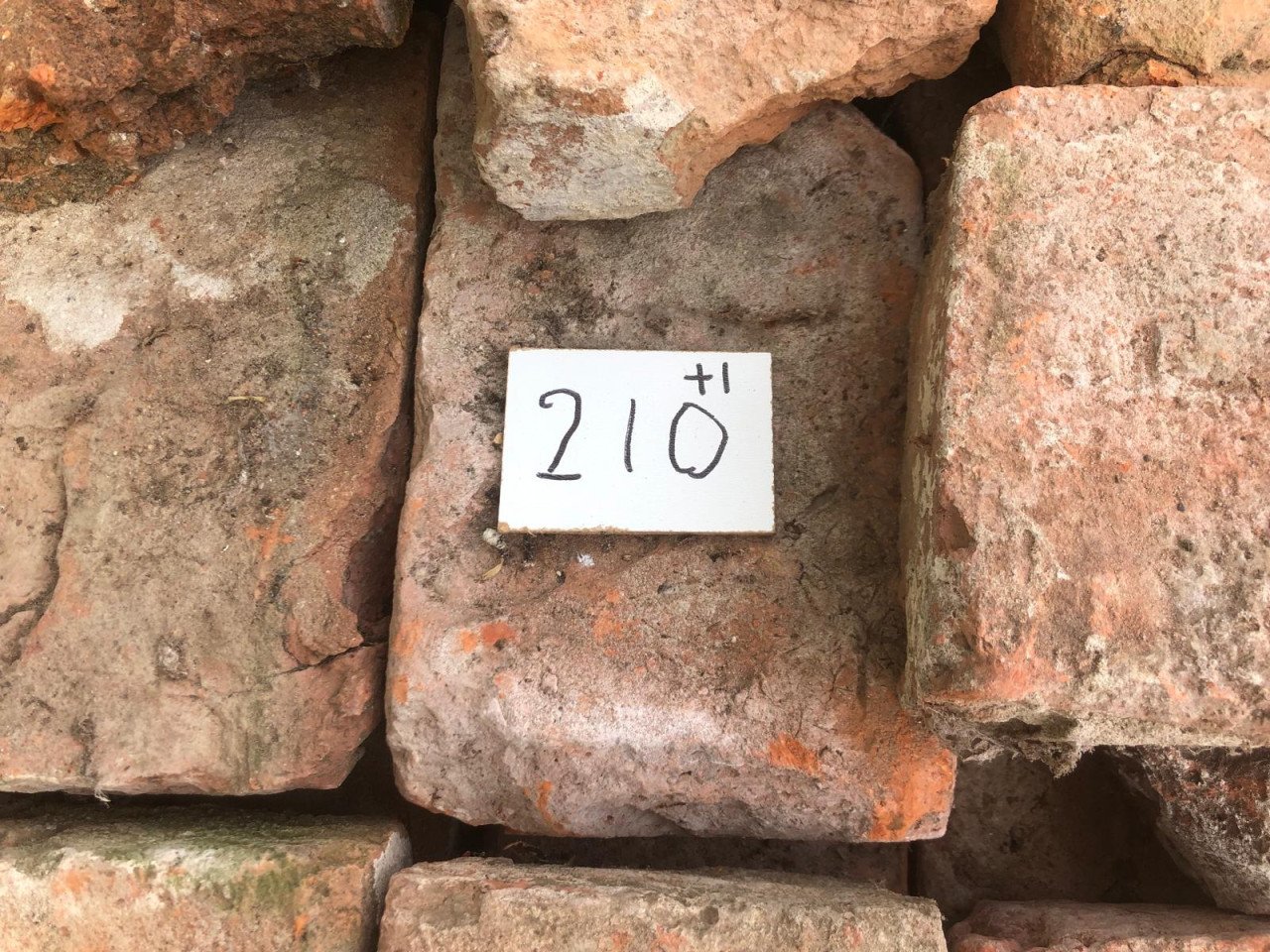 Ruim 12 M2 oude Kloostermoppen 30 x 14 x 7 cm