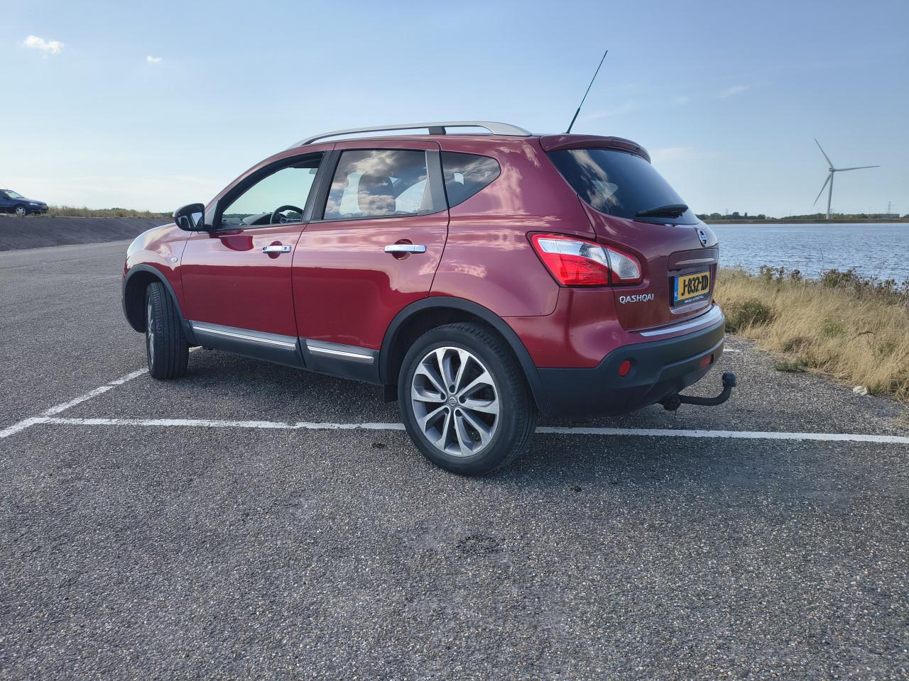 Nissan Qashqai cherry rood.