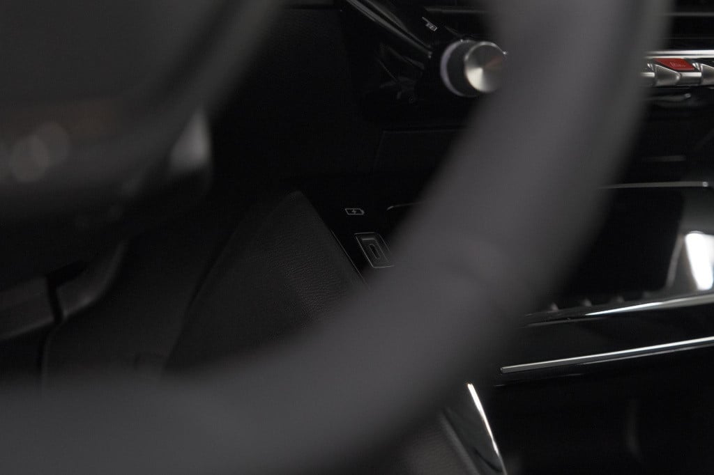 Peugeot 208 puretech 100 allure pack | camera | apple carplay | stoelverwar