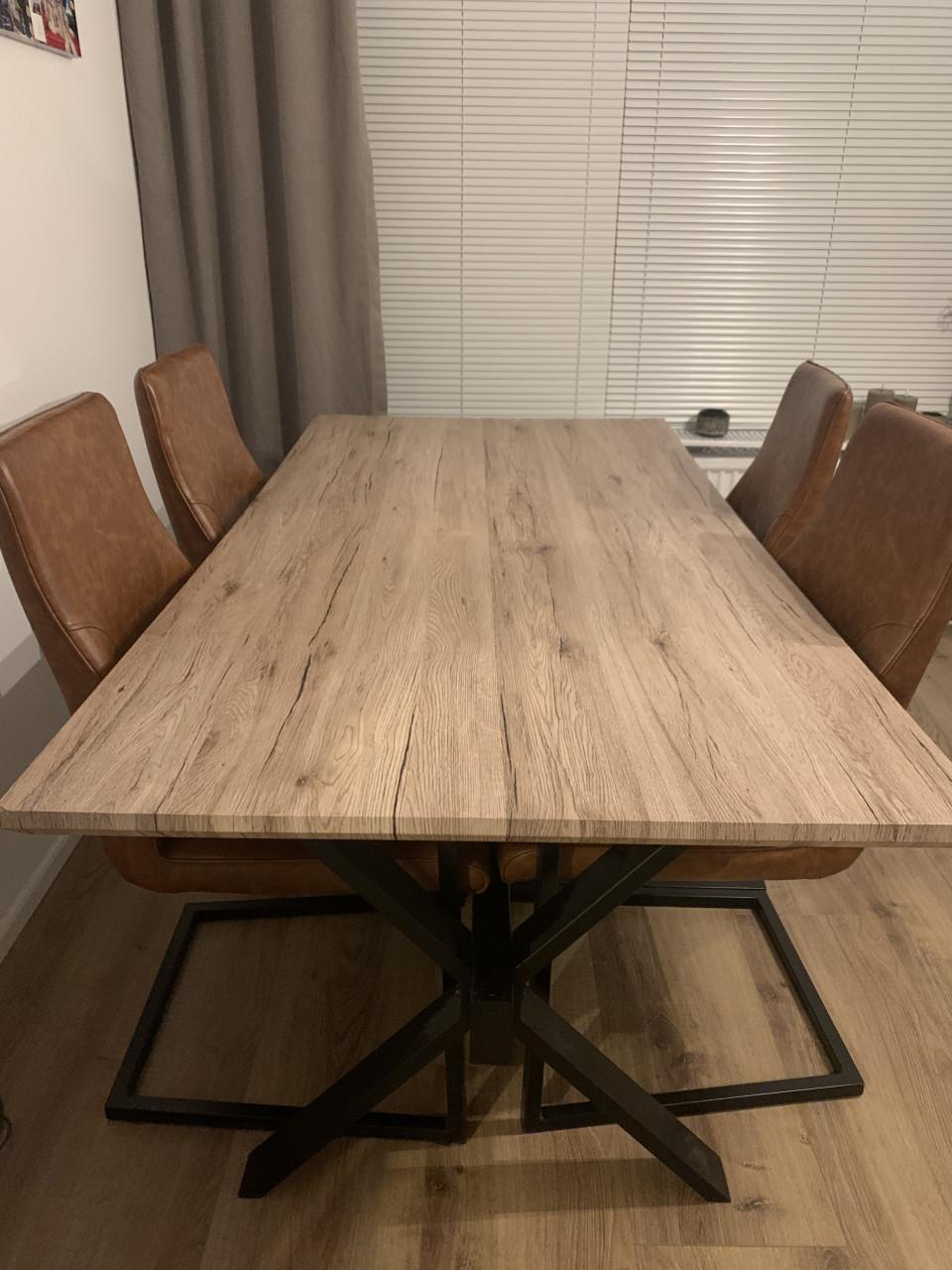 Eettafel mer 4 bijpassende stoelen