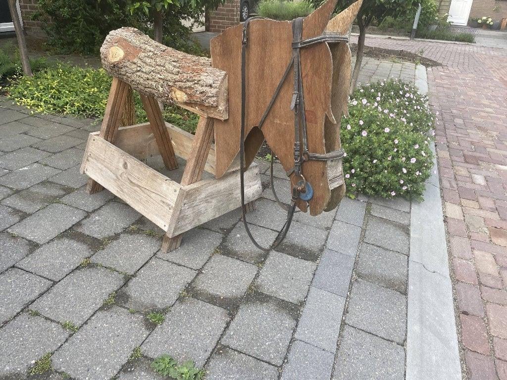 Houten speelpaard met echt zadel en hoofdstel – uniek!