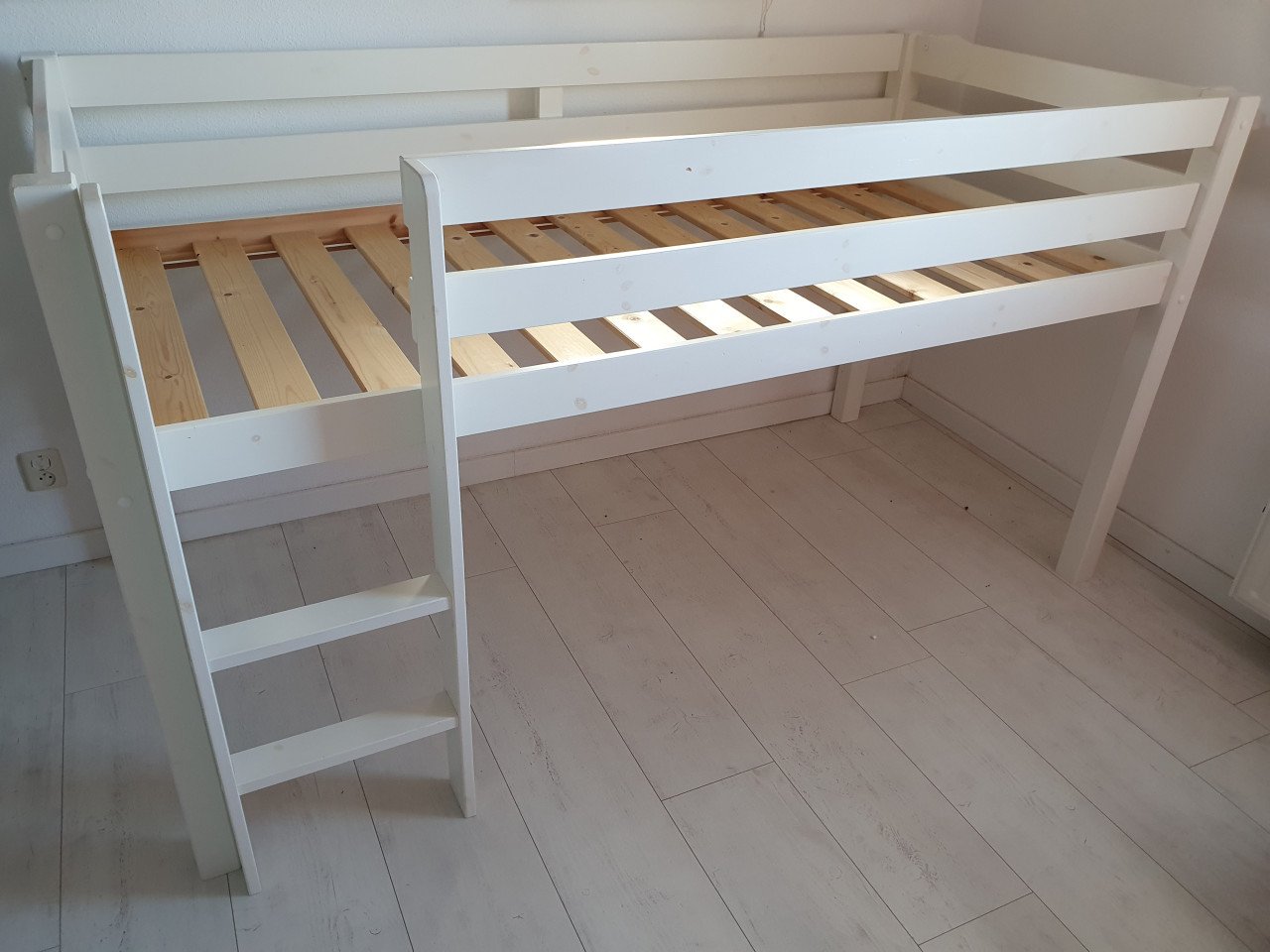 Hoogslaper/halfhoogslaper wit hout, half hoog bed