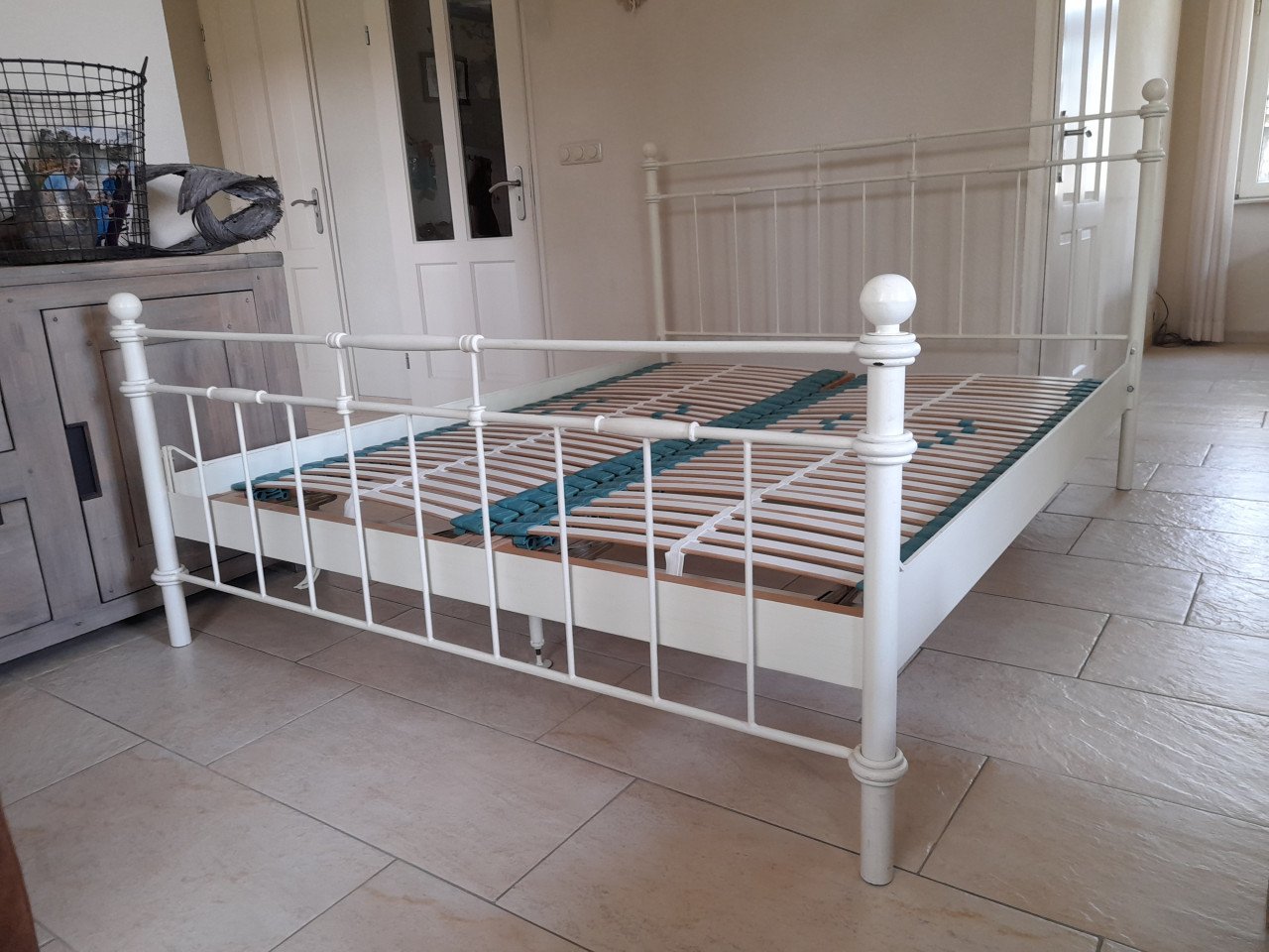 Ijzeren 2 p bed ( 160 x 200 ) met verstelbare lattenbodems (in goede staat)