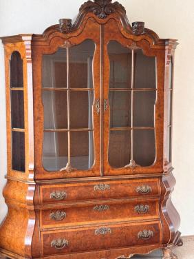 Wortelnoten vitrine kast