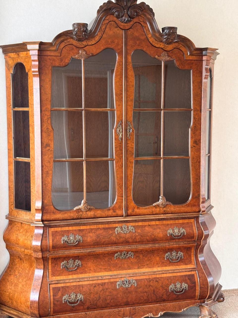 Wortelnoten vitrine kast