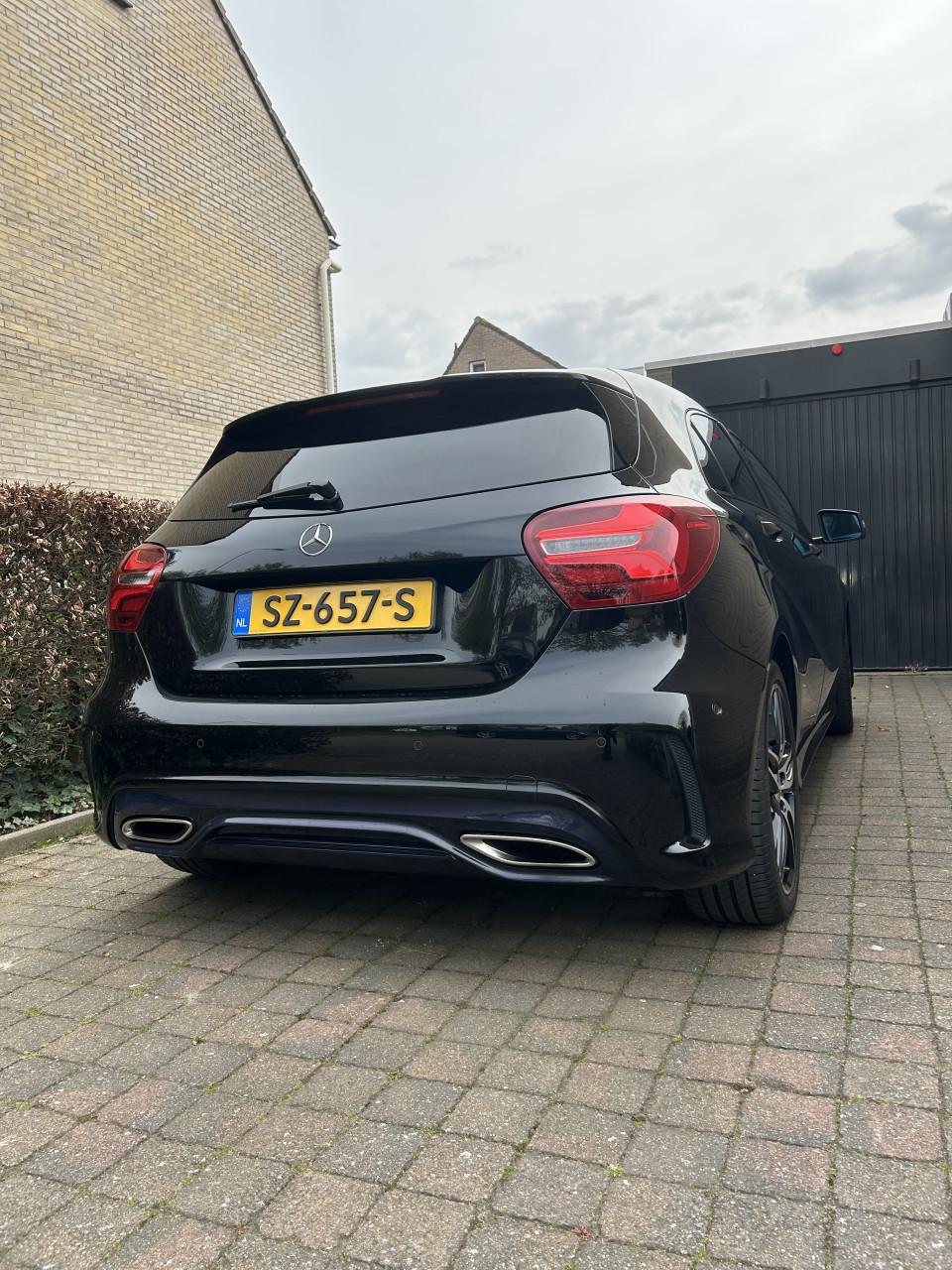 Mercedes-Benz A-Klasse A180 1.6 Blue Efficiency 2017 AMG-line zwart