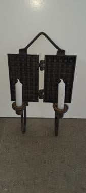 Wafelijzer als kandelaar