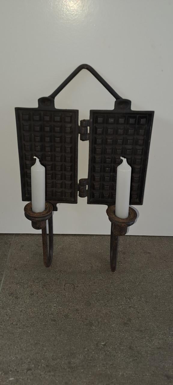 Wafelijzer als kandelaar