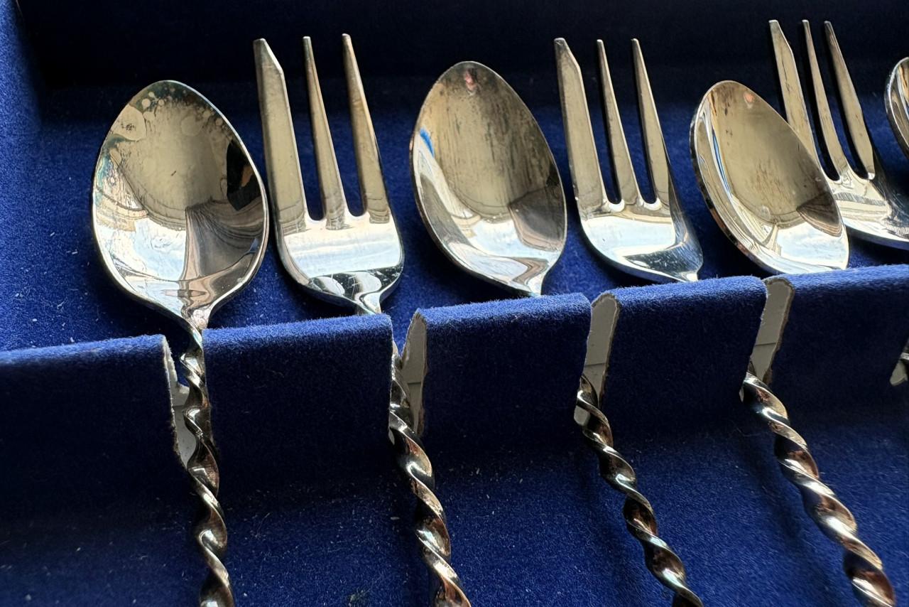 14 mooie gebaksvorkjes en -lepeltjes.