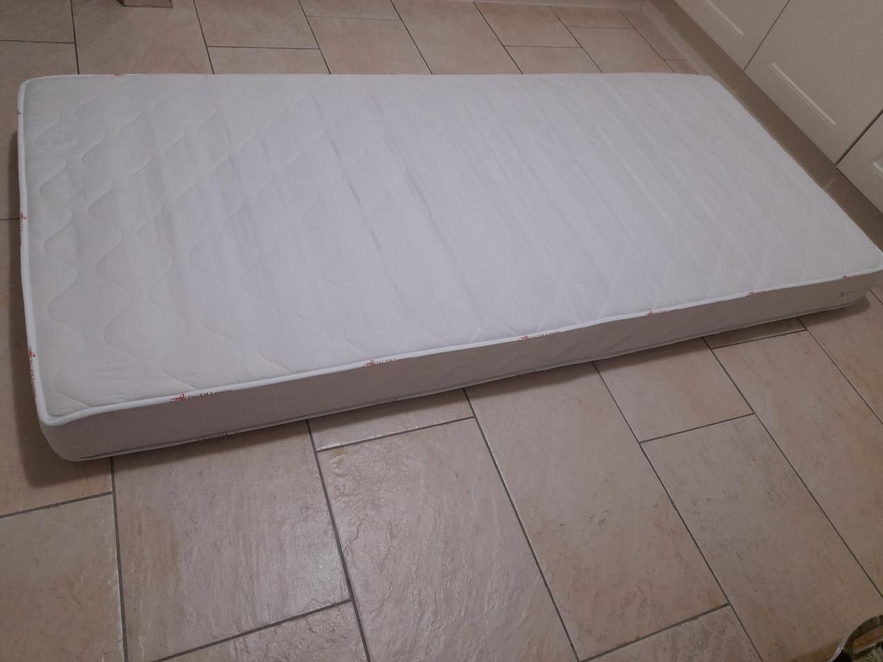 2 x Matras 90 x 200 x 17 ( in goede nette staat )