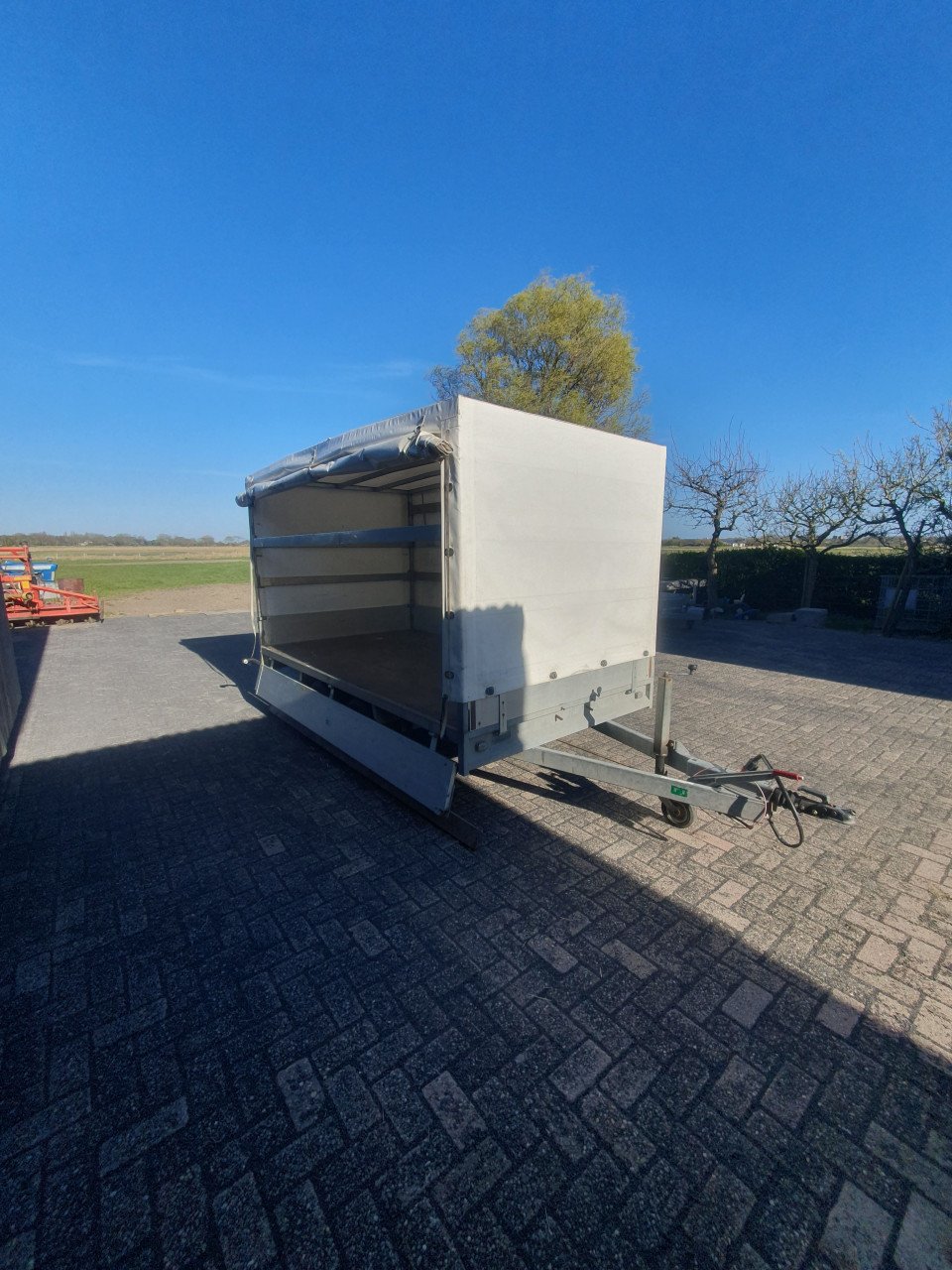 Aanhanger met huifopbouw