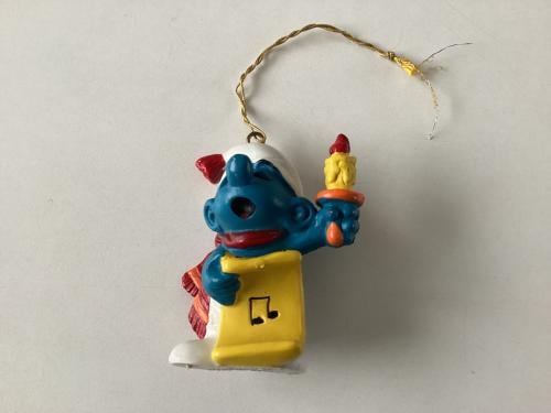 Kerstsmurf met koord en kaars.    Merk: Schleich/Peyo. Nr. 5.1905