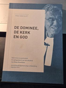 Boek "De dominee, de kerk en God" door Trea van Vliet.