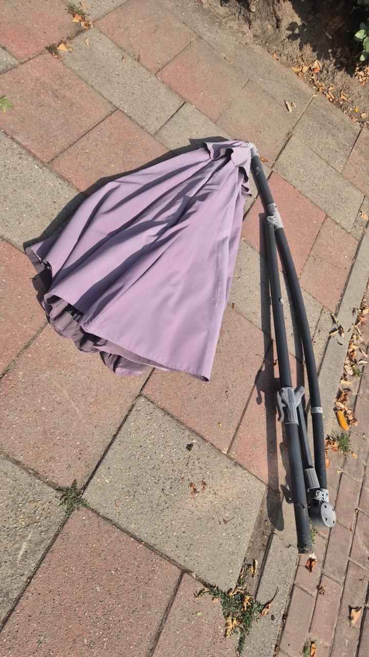 Gratis Tuinbanken met kussens, parasol