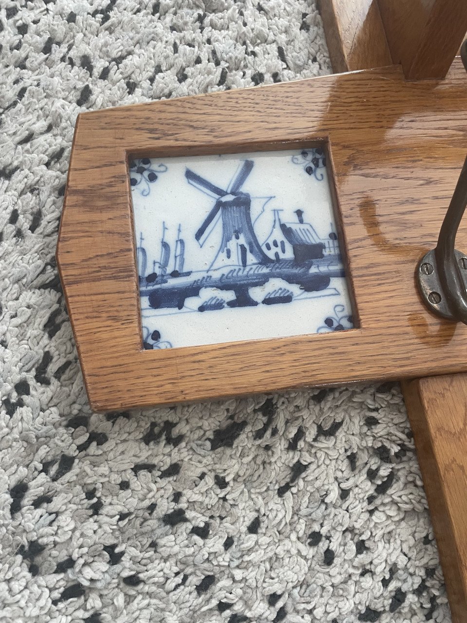 Unieke vintage kapstok met 2 delftsblauwe tegeltjes