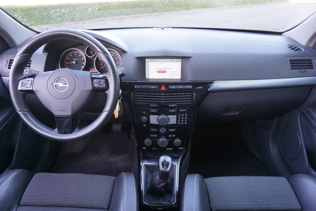 Opel Astra gtc 1.6 cosmo opc-line / xenon / climate / cruise / trekhaak