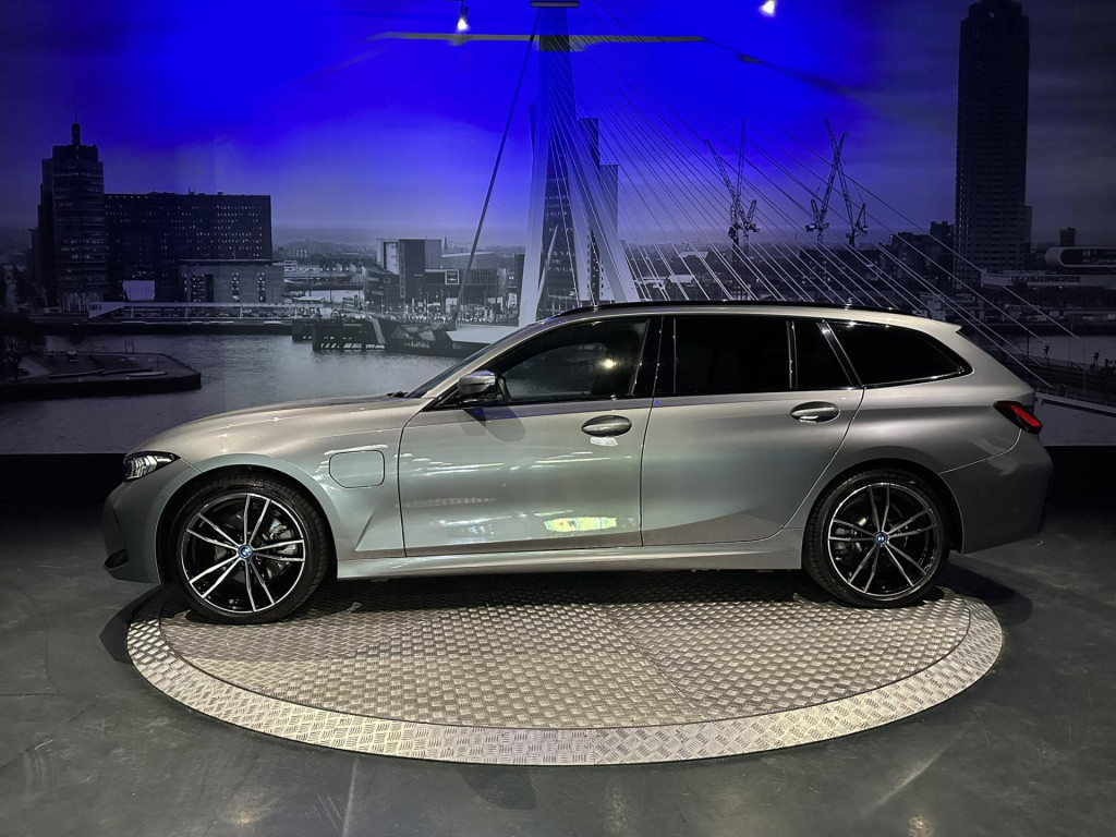 BMW 3-serie touring 330e xdrive *pano*360camera*sportstoelen*laser*