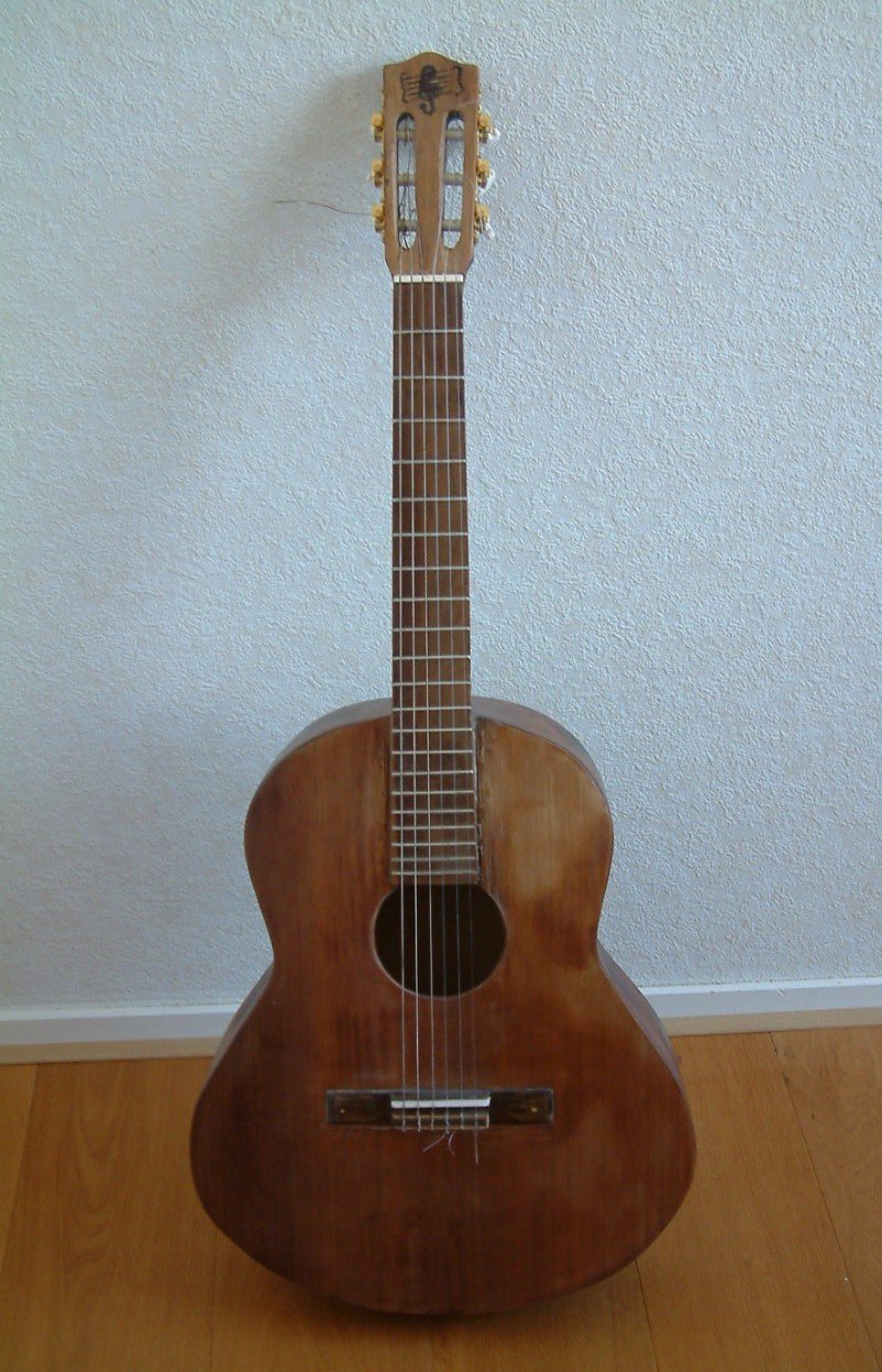 Oudere gitaar met mooie klank  is niet zo mooi blinkende gitaar maar Klank