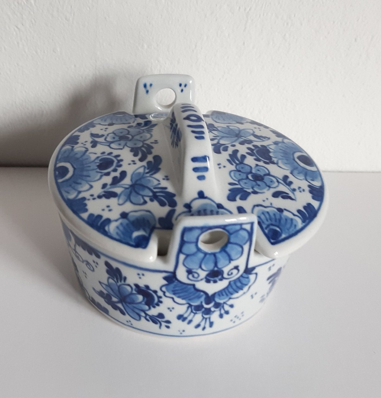 Royal Delft de Koninklijke Porceleyne Fles kleine boterpot, handbeschilderd