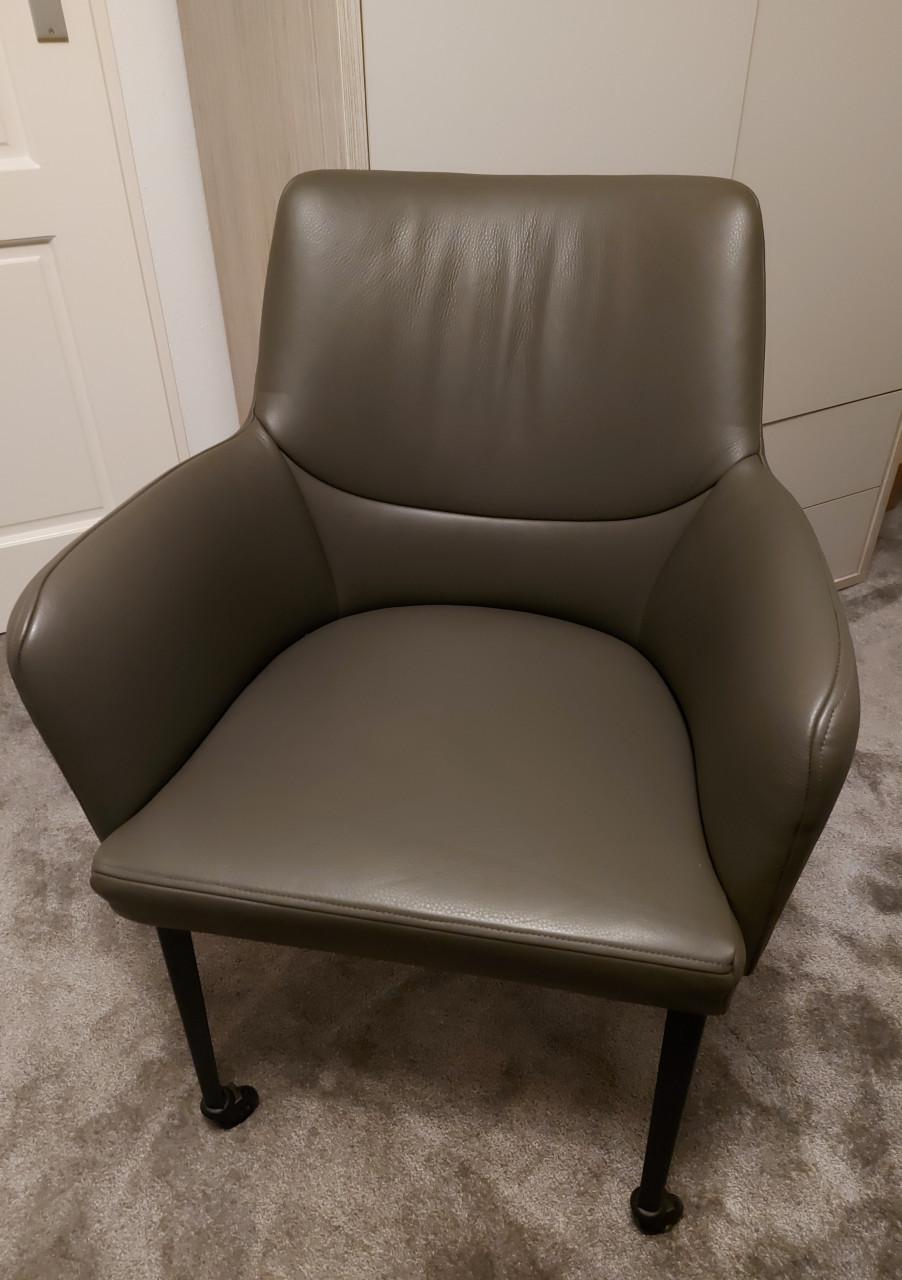 Nieuwe groene kamerstoelen