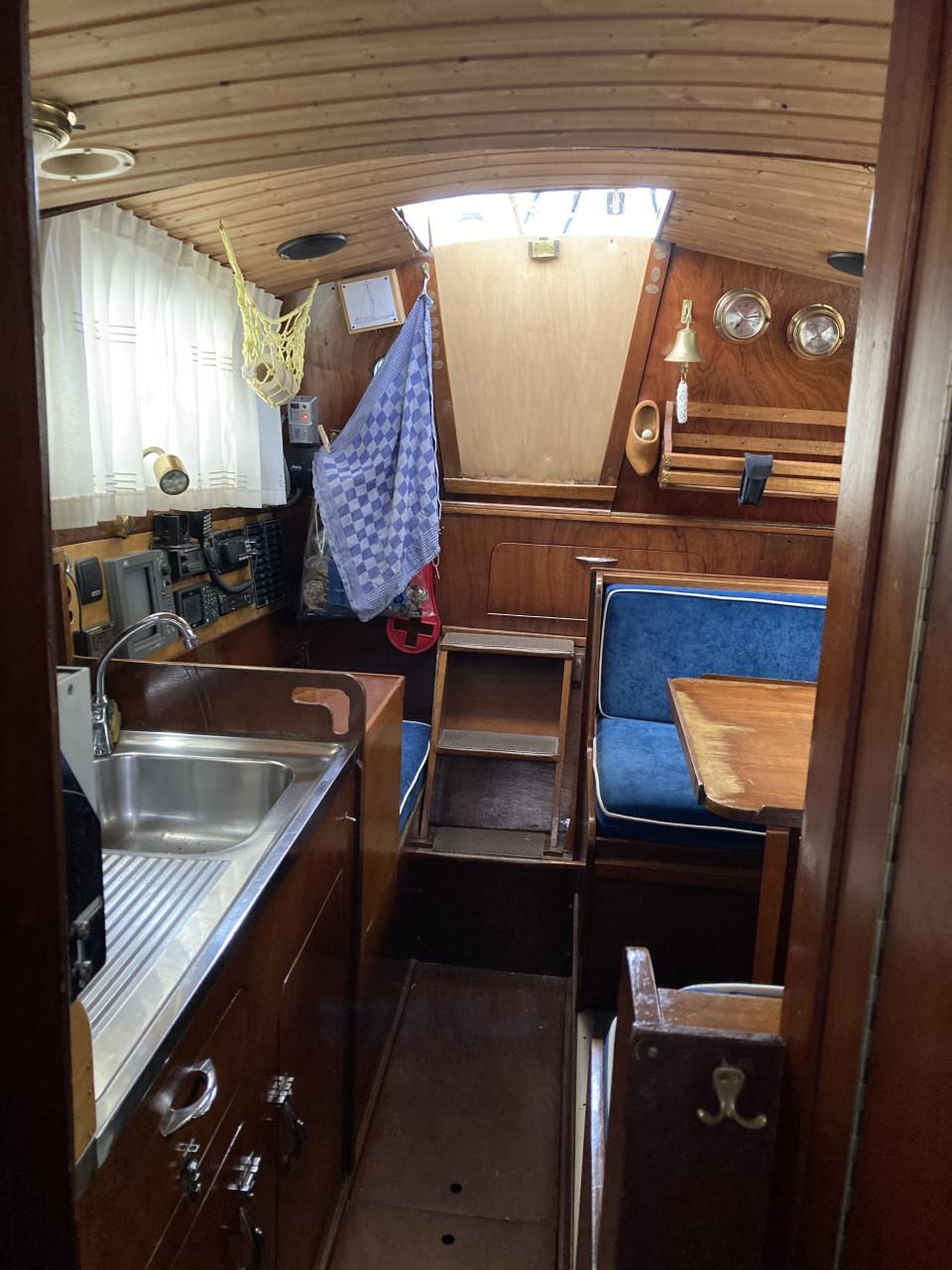 Zeilboot met strijkbare mast