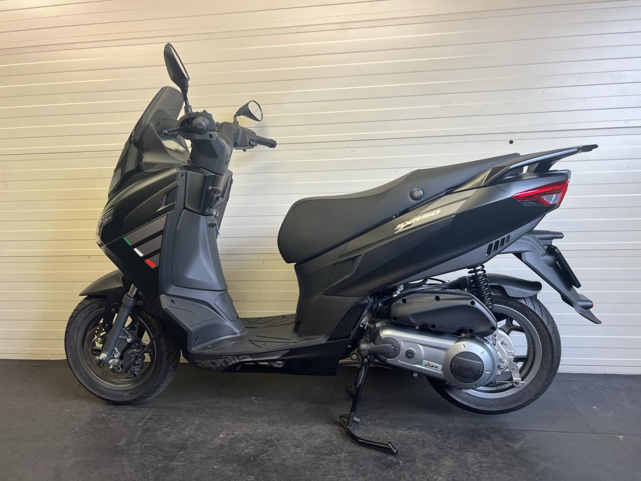 Aprilia SXR 50 mat zwart nu uit voorraad leverbaar!