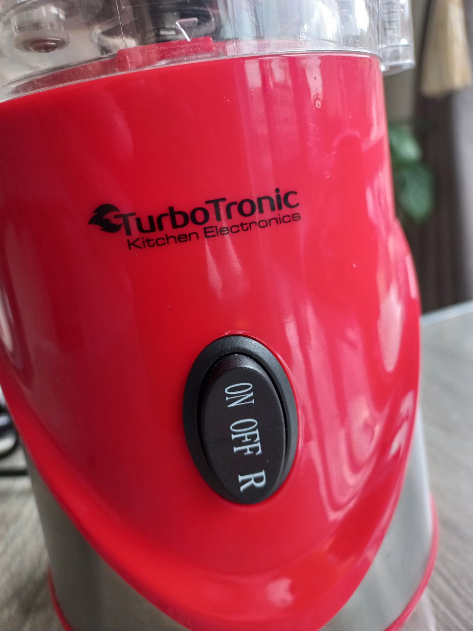 Turbotronic Slowjuicer  220V-240V-50/60Hz  Vermogen: 300W  Centrifugesnelhe
