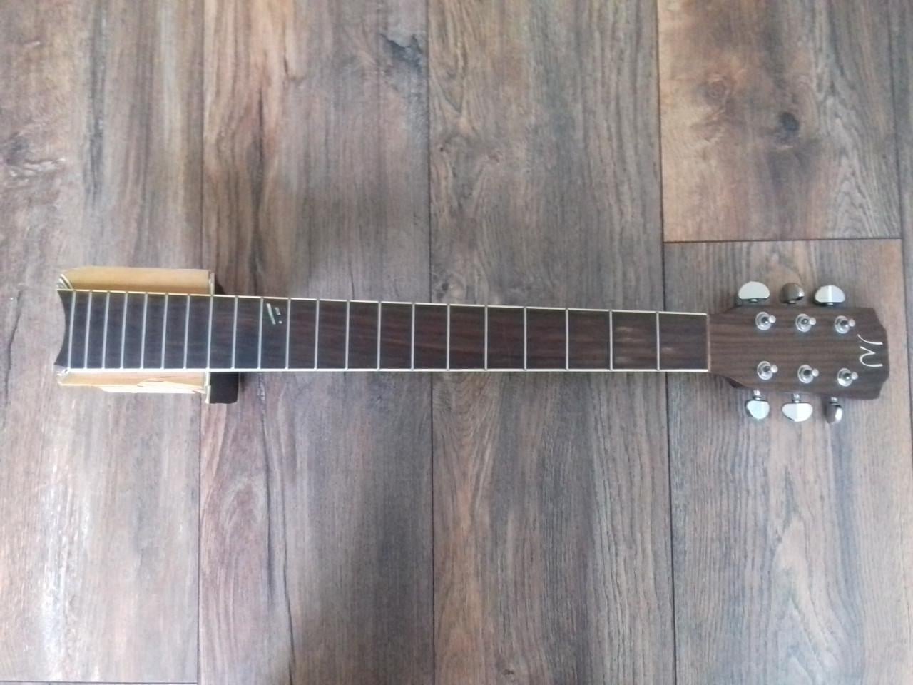 Hals van akoestische gitaar van het merk JN