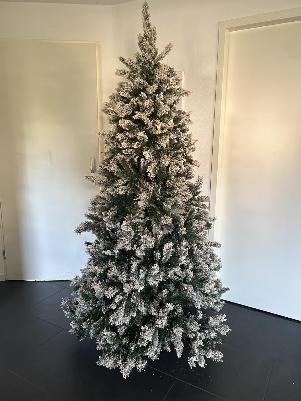 Kerstboom met sneeuw Intratuin Kiev  2.10 hoog