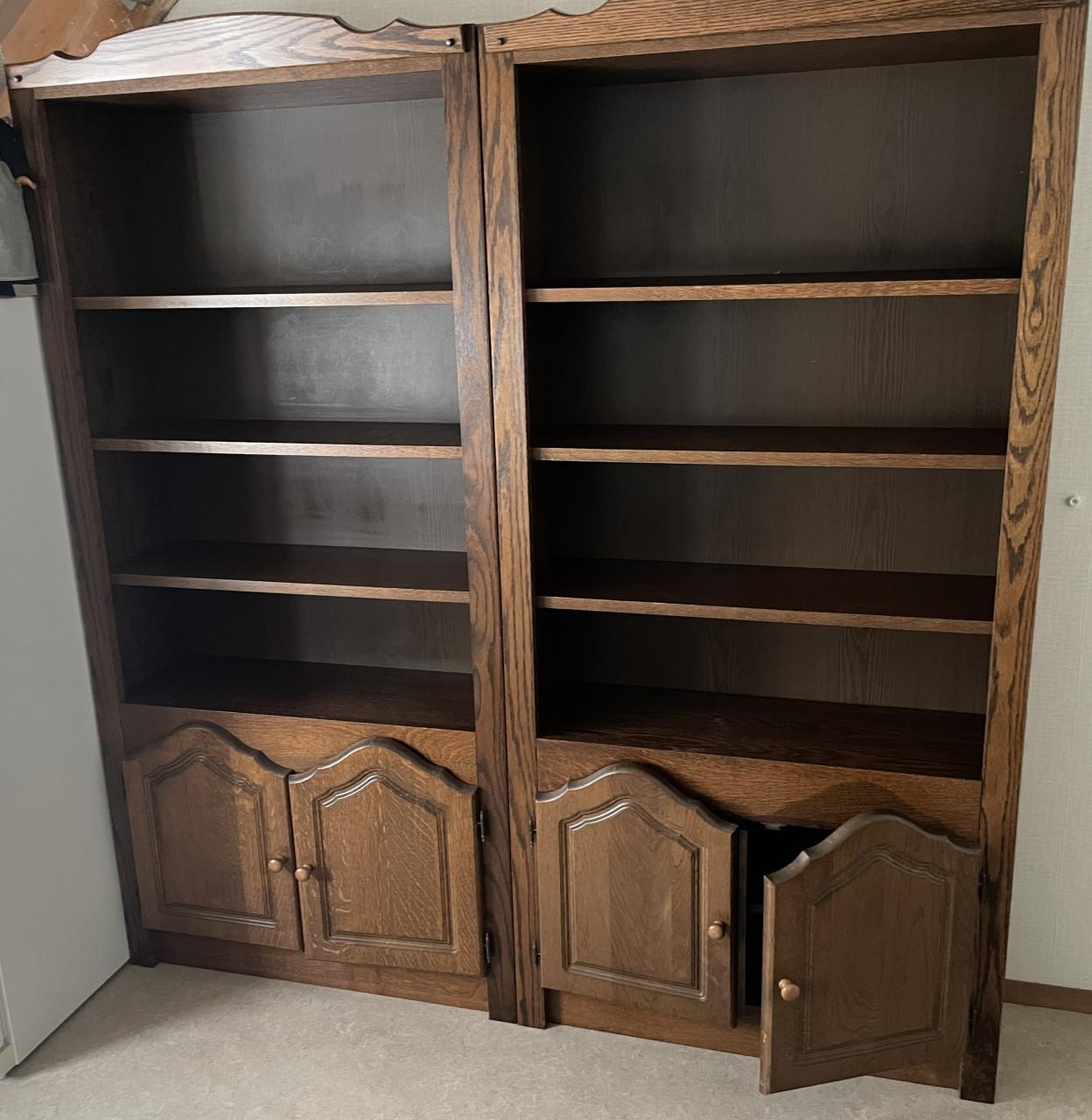 Twee donker eikenhouten boekenkasten