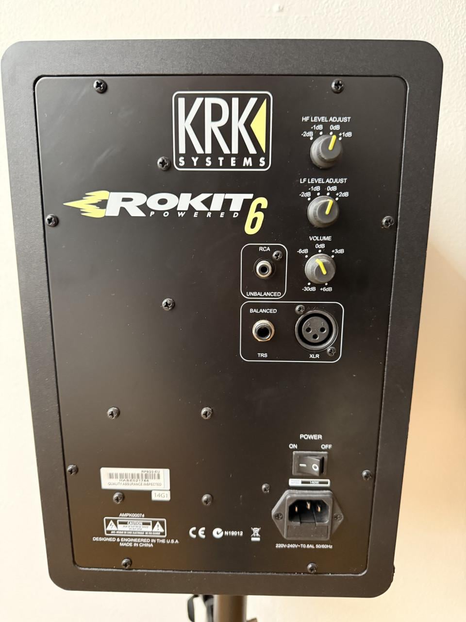 KRK Rokit 6 studiomonitoren met kabels en statieven