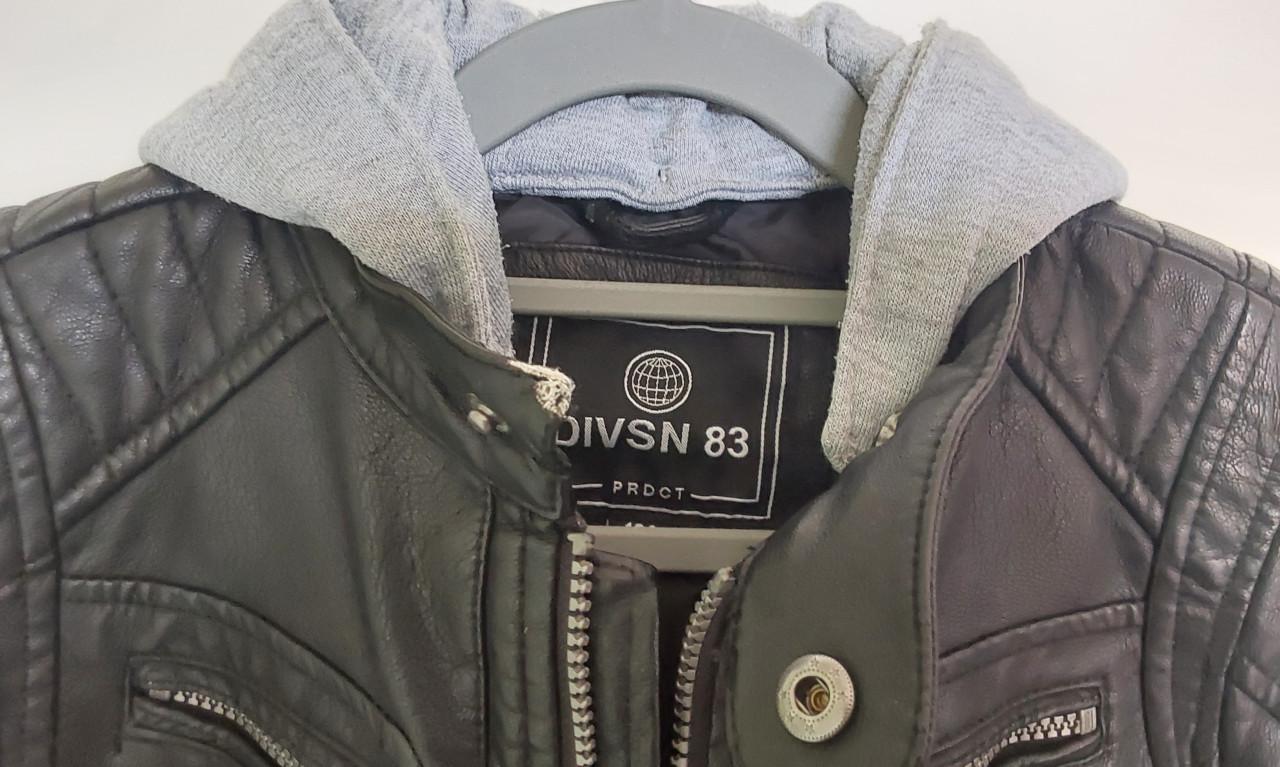 Zwarte imitatie leren jas met capuchon van het merk C&A in maat 122