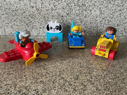 Lego Duplo.     Vliegtuigje en 2 auto’s inclusief bestuurders etc.