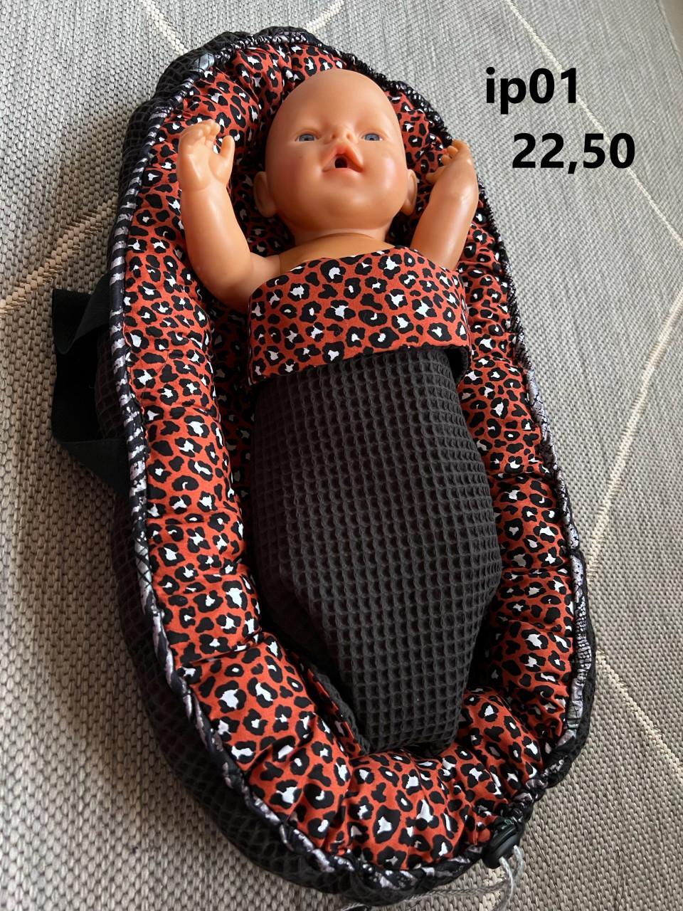 Poppenkleertjes baby born. Omkeerbaar babynestje . Opbrengst KiKa.